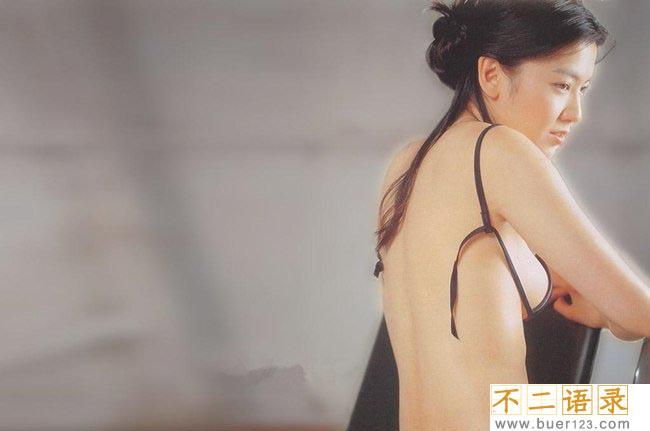 林熙蕾三点不露写真 美胸浮在水面上十分火辣图片