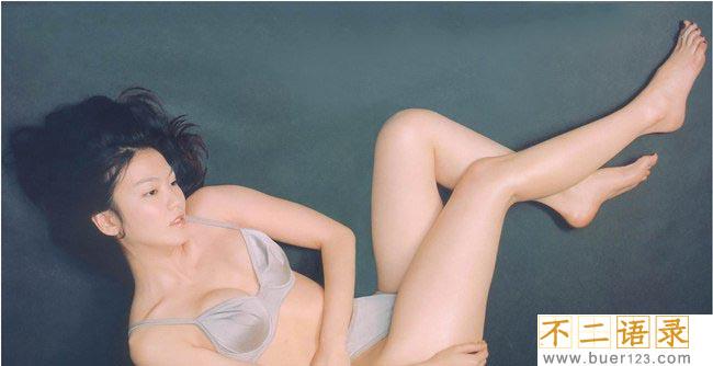 林熙蕾三点不露写真 美胸浮在水面上十分火辣图片
