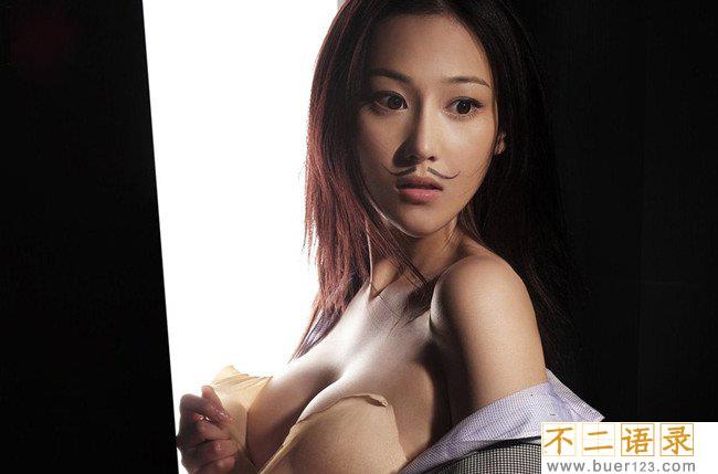 张馨予露全乳未经处理照 让人浮想联翩图片