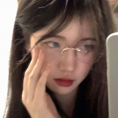手绘动漫抱猫女生头像唯美图片