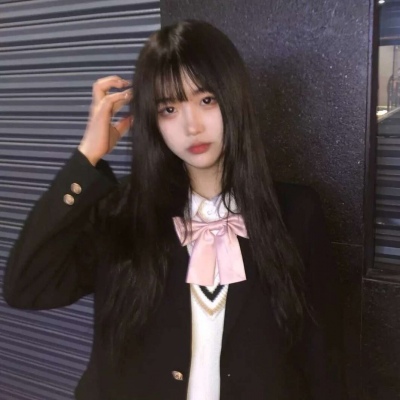 手绘动漫抱猫女生头像唯美图片