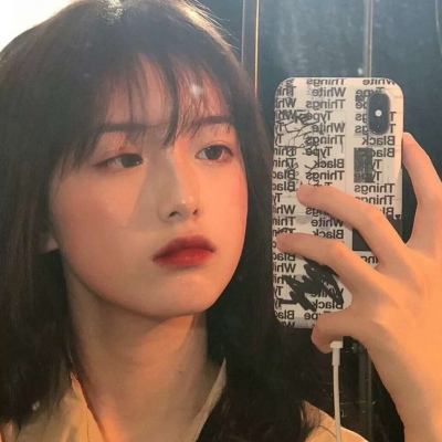 手绘动漫抱猫女生头像唯美图片