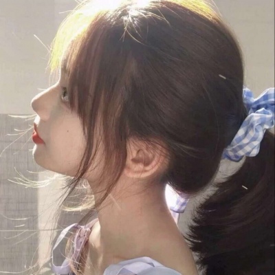 手绘动漫抱猫女生头像唯美图片