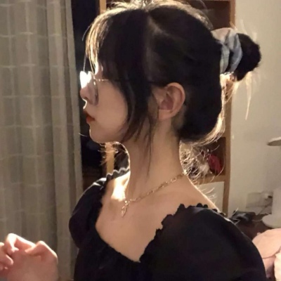 手绘动漫抱猫女生头像唯美图片