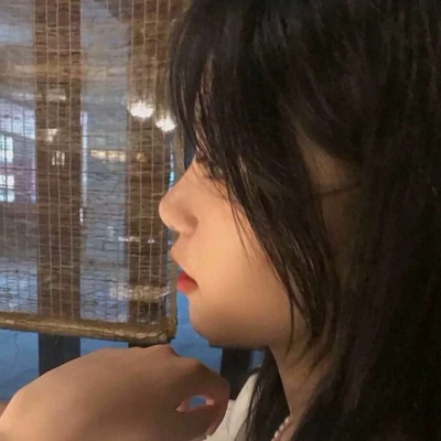 手绘动漫抱猫女生头像唯美图片