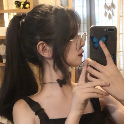手绘动漫抱猫女生头像唯美图片