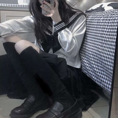 手绘动漫抱猫女生头像唯美图片