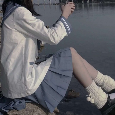 手绘动漫抱猫女生头像唯美图片