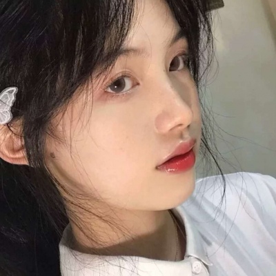 手绘动漫抱猫女生头像唯美图片