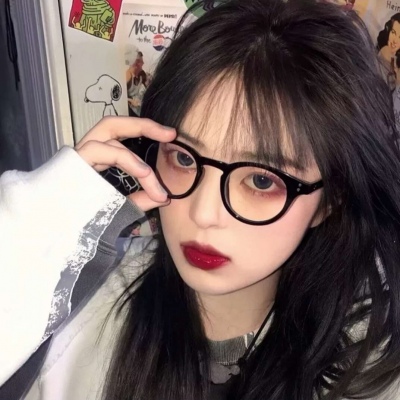 手绘动漫抱猫女生头像唯美图片