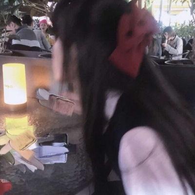 手绘动漫抱猫女生头像唯美图片