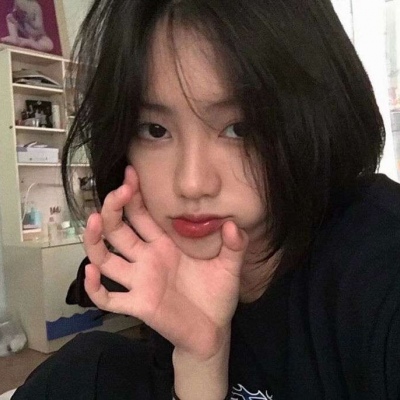 2021微信头像图片简单头像女生短发背影图片