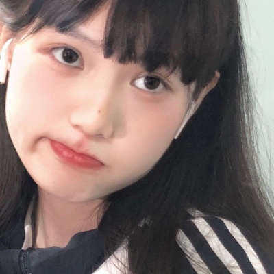 2021微信头像图片简单头像女生短发背影图片