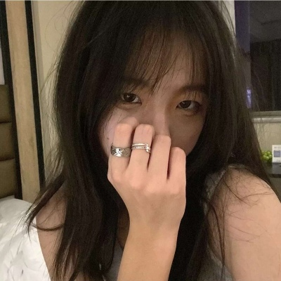 2021微信头像图片简单头像女生短发背影图片