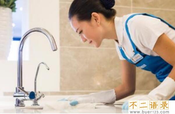 家政公司推出全裸家政服务 独树一帜的清洁方式（搏关注）图片