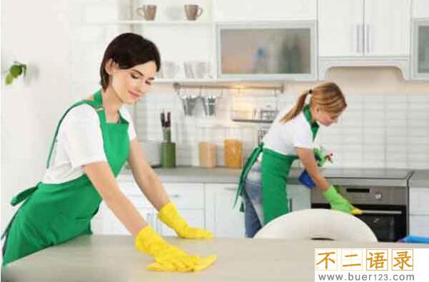 家政公司推出全裸家政服务 独树一帜的清洁方式（搏关注）