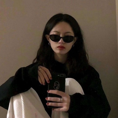 2021女生剪刀手的动漫头像图片