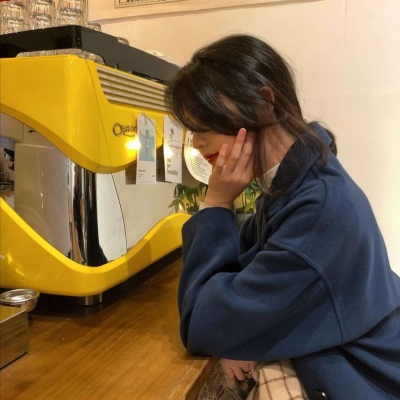 2021女生剪刀手的动漫头像图片