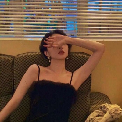 2021女生剪刀手的动漫头像图片