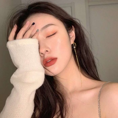 2021女生剪刀手的动漫头像图片
