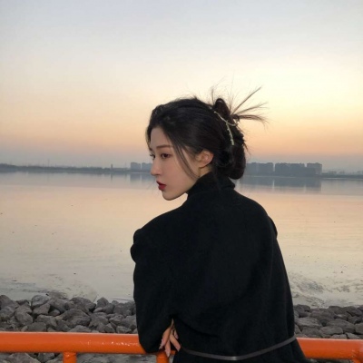 2021女生剪刀手的动漫头像图片