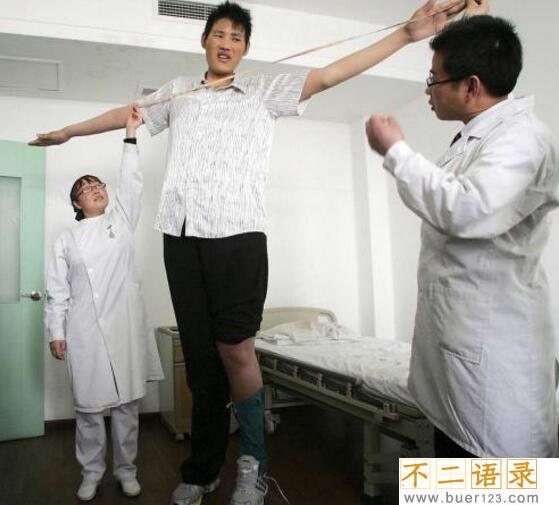中国第一巨人赵亮，自然生长身高2.46米(没患巨人症)