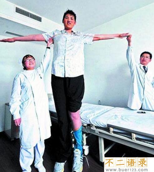 中国第一巨人赵亮，自然生长身高2.46米(没患巨人症)图片