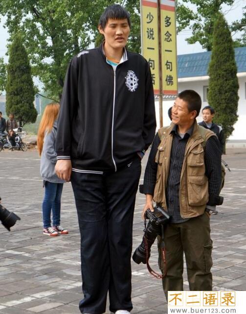 中国第一巨人赵亮，自然生长身高2.46米(没患巨人症)图片