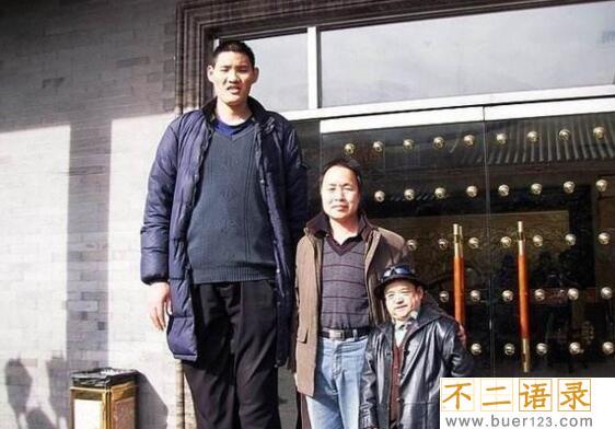 中国第一巨人赵亮，自然生长身高2.46米(没患巨人症)图片