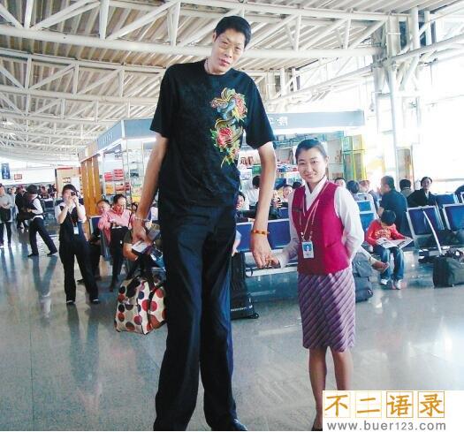 亚洲第一高人，张俊才身高2.42米(结婚18年不要孩子)图片