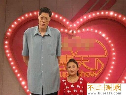 亚洲第一高人，张俊才身高2.42米(结婚18年不要孩子)图片