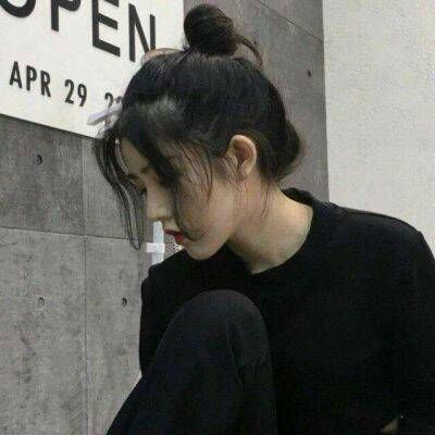 黑白伤感女生头像 黑白头像女生伤感无字图片