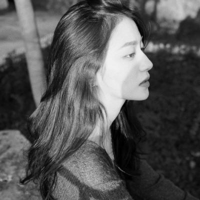 黑白伤感女生头像 黑白头像女生伤感无字图片