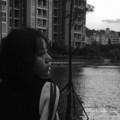 黑白伤感女生头像 黑白头像女生伤感无字图片