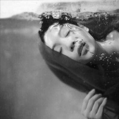 黑白伤感女生头像 黑白头像女生伤感无字图片