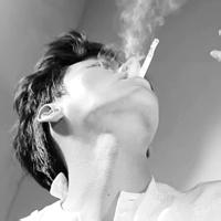 头像男生 黑白照抽烟图片