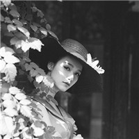 黑白唯美女生头像 任他明月下西楼图片