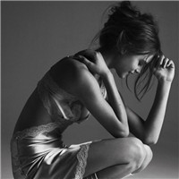 黑白唯美女生头像 任他明月下西楼图片