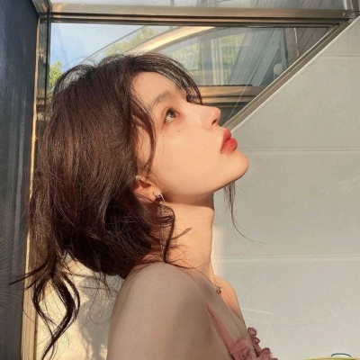 微信头像2021对着镜子拍自己的女生头像图片