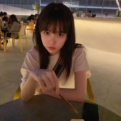 2021神仙戴着钞票眼镜头像女生图片