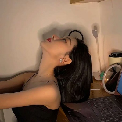 2021年口罩侧脸头像女生图片