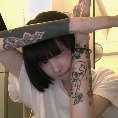 qq微笑头像女生欧美图片