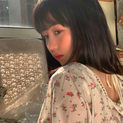 2021女生露腰头像图片