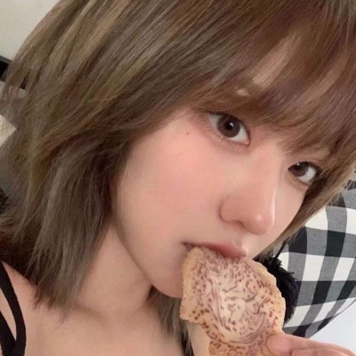 2021女生露腰头像图片