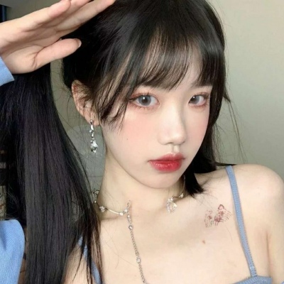 2021女生露腰头像图片