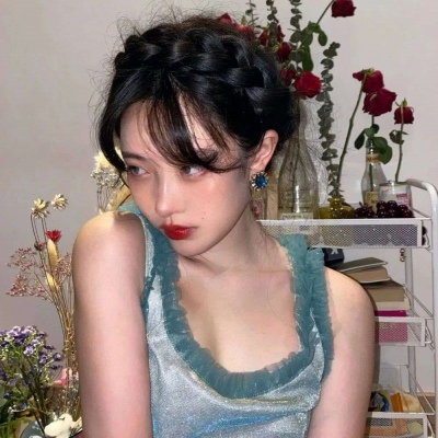 2021女生露腰头像图片