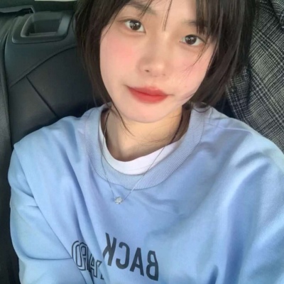 2021女生露腰头像图片