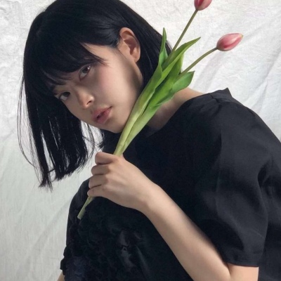 2021女生露腰头像图片