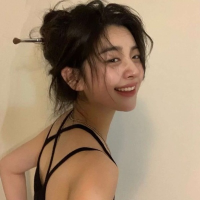 2021女生露腰头像图片