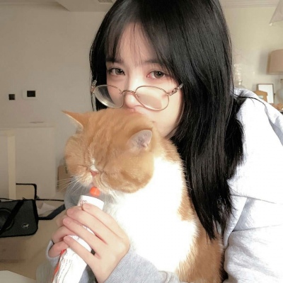 2021年卡通彩色手绘头像女生图片